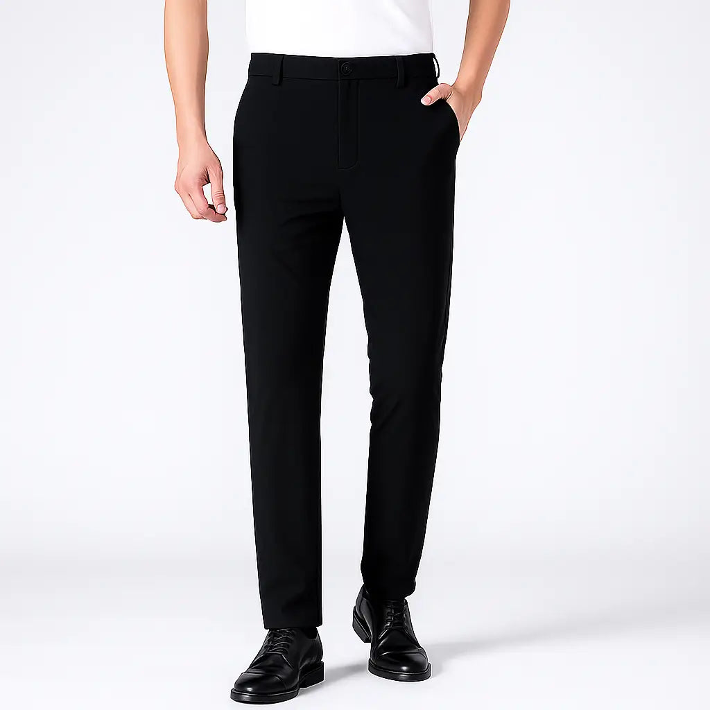 Homem vestindo calça masculina MODAL PLUS em tecido tecnológico leve, demonstrando elasticidade e frescor para o verão.