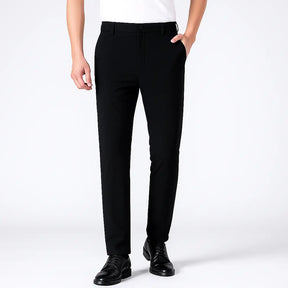 Homem vestindo calça masculina MODAL PLUS em tecido tecnológico leve, demonstrando elasticidade e frescor para o verão.