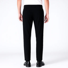 Homem vestindo calça masculina MODAL PLUS em tecido tecnológico leve, demonstrando elasticidade e frescor para o verão.