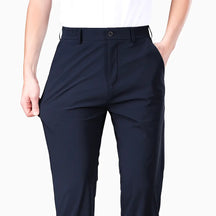 Homem vestindo calça masculina MODAL PLUS em tecido tecnológico leve, demonstrando elasticidade e frescor para o verão.