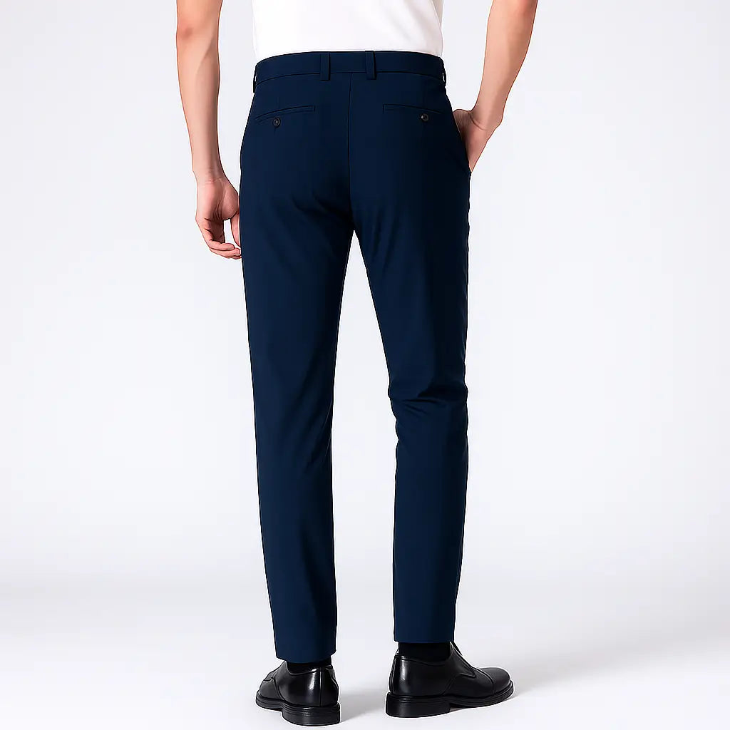 Homem vestindo calça masculina MODAL PLUS em tecido tecnológico leve, demonstrando elasticidade e frescor para o verão.