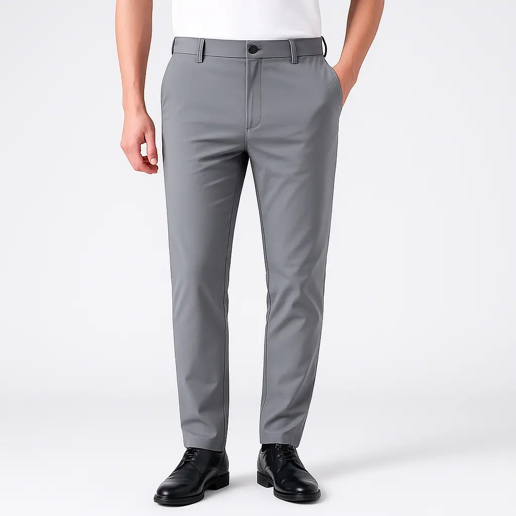 Homem vestindo calça masculina MODAL PLUS em tecido tecnológico leve, demonstrando elasticidade e frescor para o verão.