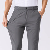 Homem vestindo calça masculina MODAL PLUS em tecido tecnológico leve, demonstrando elasticidade e frescor para o verão.