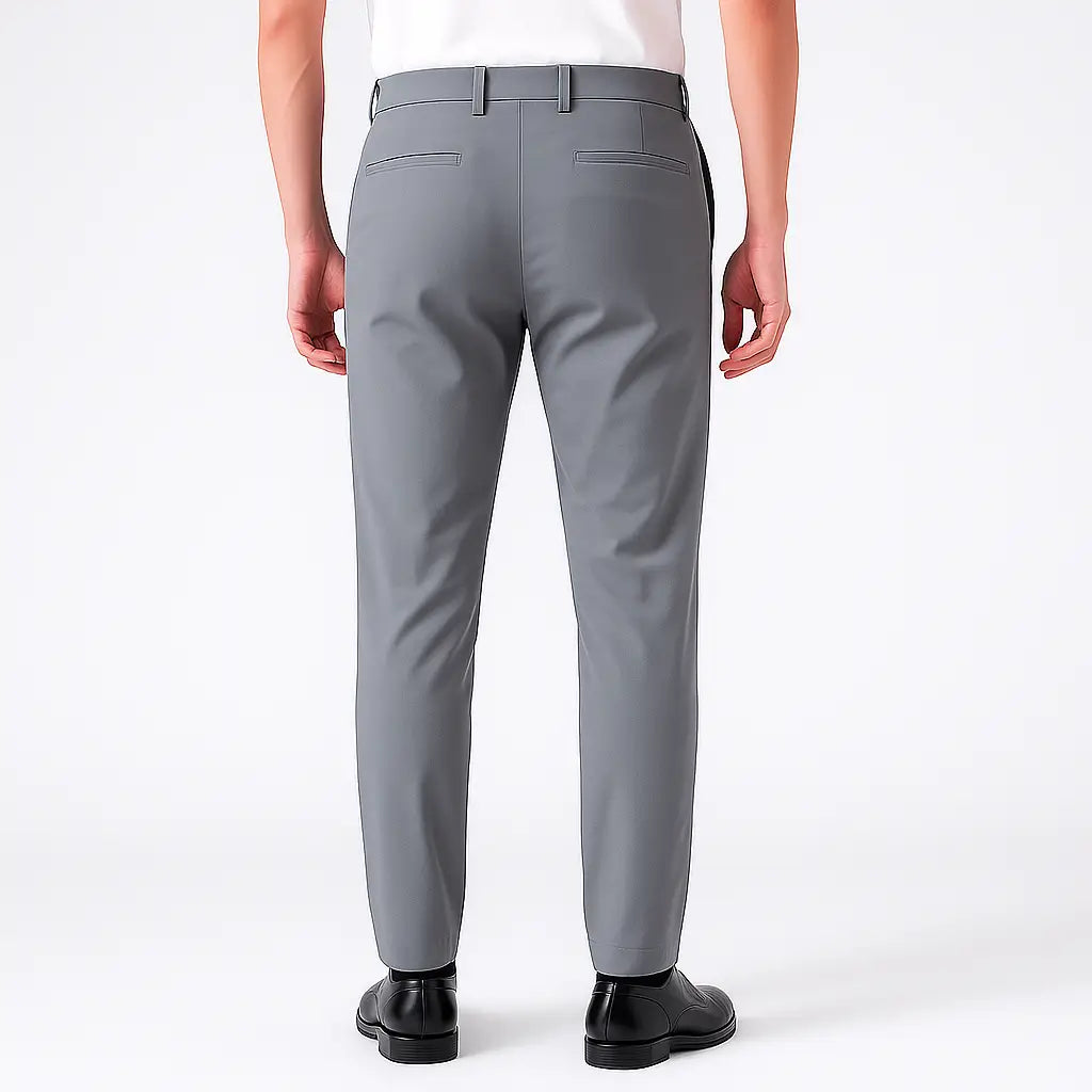 Homem vestindo calça masculina MODAL PLUS em tecido tecnológico leve, demonstrando elasticidade e frescor para o verão.