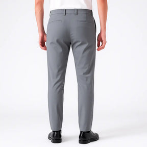 Homem vestindo calça masculina MODAL PLUS em tecido tecnológico leve, demonstrando elasticidade e frescor para o verão.