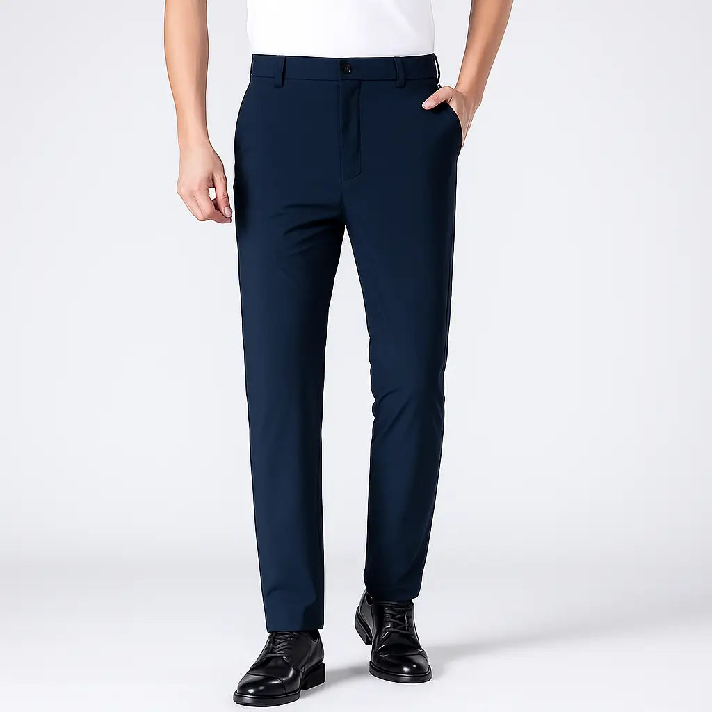 Homem vestindo calça masculina MODAL PLUS em tecido tecnológico leve, demonstrando elasticidade e frescor para o verão.