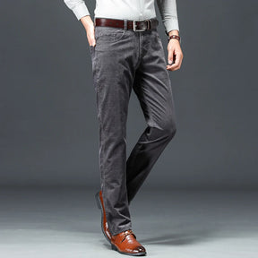 Calça masculina de veludo cotelê com corte reto, caimento elegante e visual business casual para outono e inverno