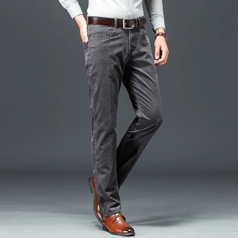 Calça masculina de veludo cotelê com corte reto, caimento elegante e visual business casual para outono e inverno