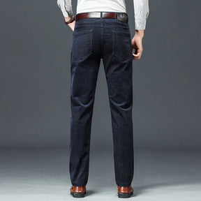 Calça masculina de veludo cotelê com corte reto, caimento elegante e visual business casual para outono e inverno