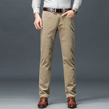 Calça masculina de veludo cotelê com corte reto, caimento elegante e visual business casual para outono e inverno