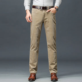 Calça masculina de veludo cotelê com corte reto, caimento elegante e visual business casual para outono e inverno