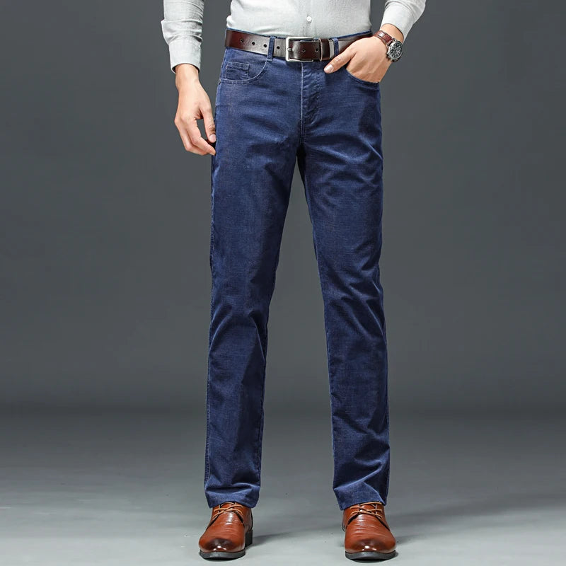 Calça masculina de veludo cotelê com corte reto, caimento elegante e visual business casual para outono e inverno