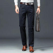 Calça masculina de veludo cotelê com corte reto, caimento elegante e visual business casual para outono e inverno