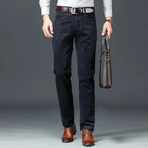 Calça masculina de veludo cotelê com corte reto, caimento elegante e visual business casual para outono e inverno