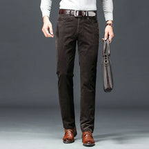 Calça masculina de veludo cotelê com corte reto, caimento elegante e visual business casual para outono e inverno