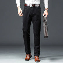 Calça masculina de veludo cotelê com corte reto, caimento elegante e visual business casual para outono e inverno