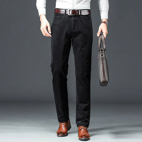 Calça masculina de veludo cotelê com corte reto, caimento elegante e visual business casual para outono e inverno