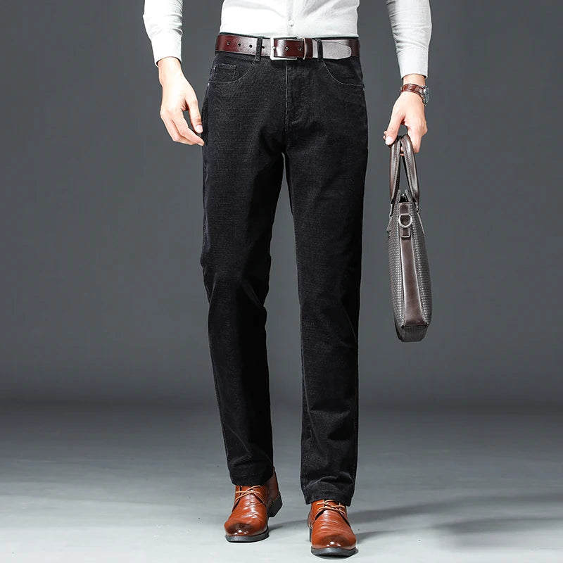 Calça masculina de veludo cotelê com corte reto, caimento elegante e visual business casual para outono e inverno