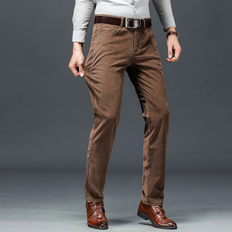 Calça masculina de veludo cotelê com corte reto, caimento elegante e visual business casual para outono e inverno