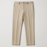 Calça masculina MODAL PLUS bege em tecido tecnológico leve com toque de seda, mostrando caimento reto e elegante, ideal para o verão.