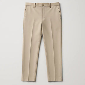 Calça masculina MODAL PLUS bege em tecido tecnológico leve com toque de seda, mostrando caimento reto e elegante, ideal para o verão.