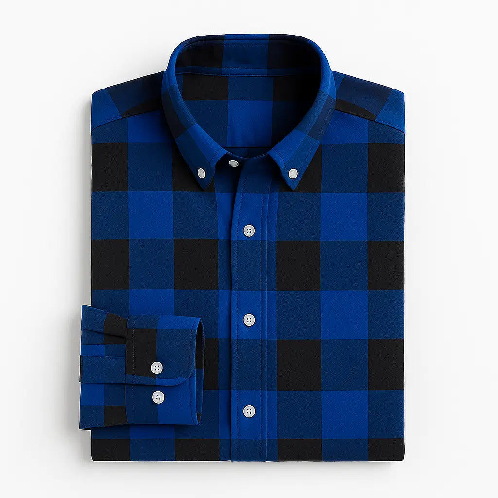 Camisa masculina flanelada xadrez azul intenso e preto, manga longa, 100% algodão, bolso frontal e gola com botão.