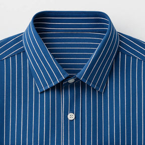 camisa social masculina slim fit azul com listras brancas em algodão, manga longa, gola estruturada e botões claros