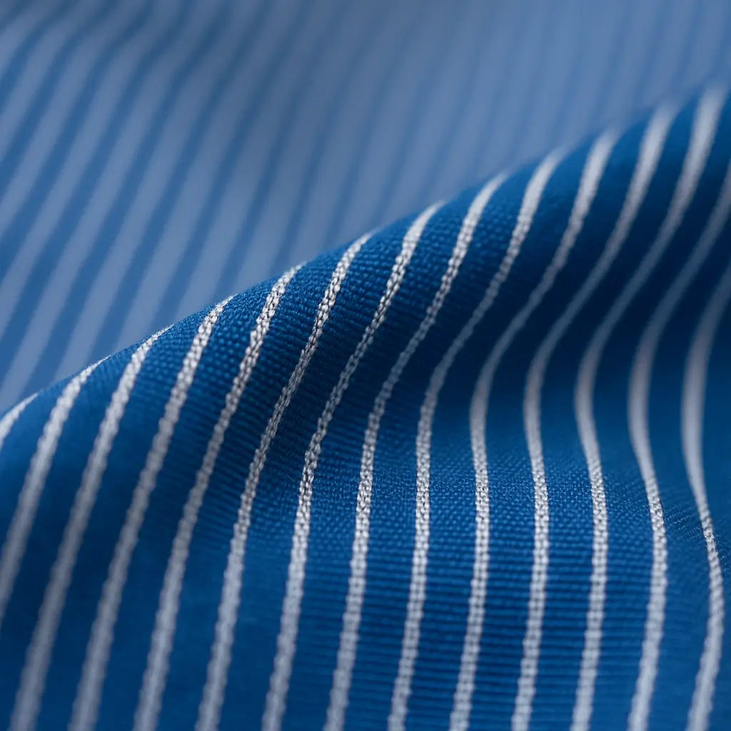 camisa social masculina slim fit azul com listras brancas em algodão, manga longa, gola estruturada e botões claros