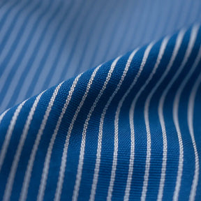 camisa social masculina slim fit azul com listras brancas em algodão, manga longa, gola estruturada e botões claros