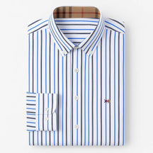 Camisa masculina Oxford listrada slim fit em algodão premium, manga longa e gola estruturada.