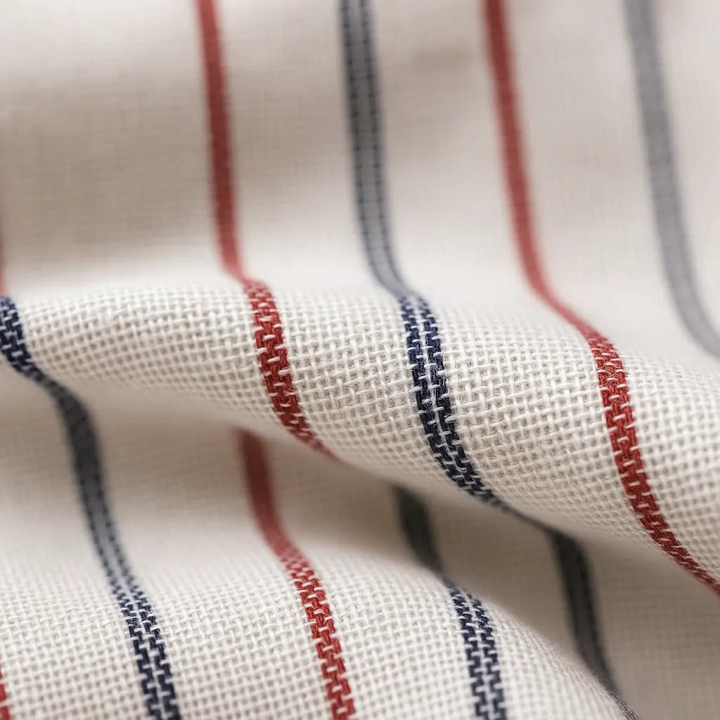 Camisa masculina Oxford listrada slim fit em algodão premium, manga longa e gola estruturada.