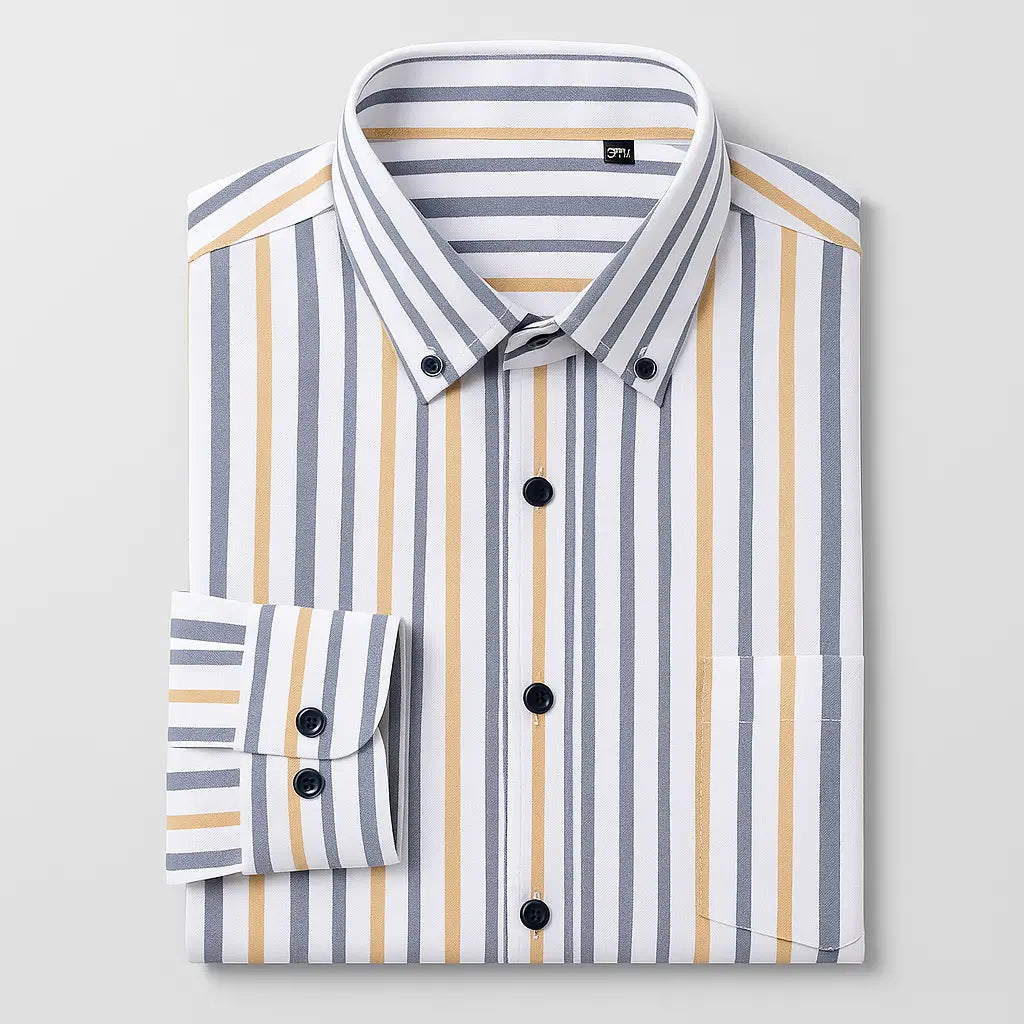 Camisa masculina Oxford listrada slim fit amarela em algodão premium, manga longa e bolso discreto.