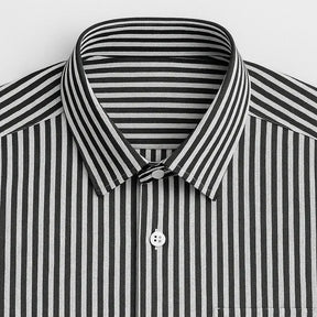 camisa social masculina listrada preta e branca em algodão, manga longa, modelagem slim fit, dobrada sobre fundo claro