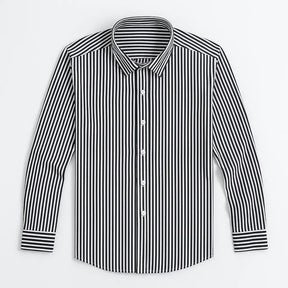 camisa social masculina listrada preta e branca em algodão, manga longa, modelagem slim fit, dobrada sobre fundo claro