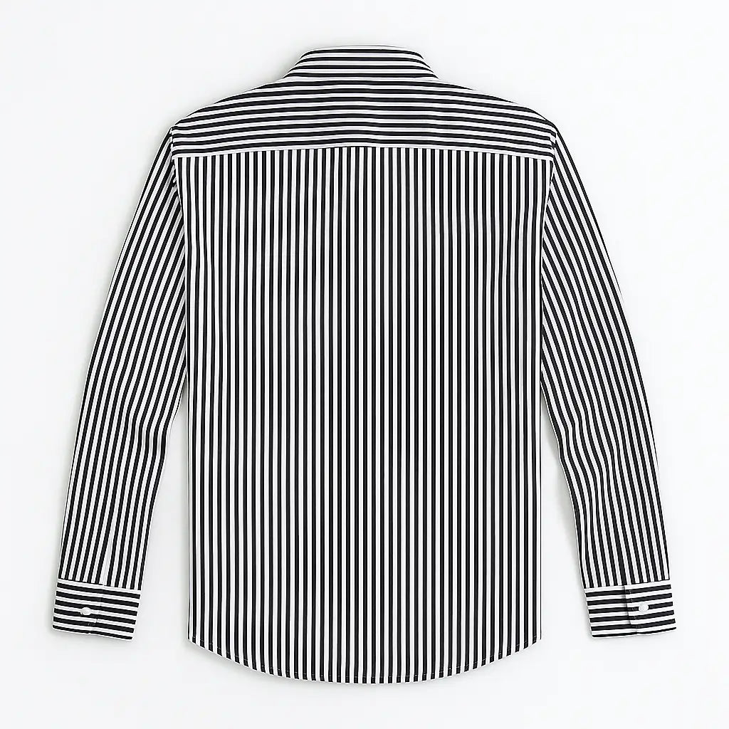 camisa social masculina listrada preta e branca em algodão, manga longa, modelagem slim fit, dobrada sobre fundo claro