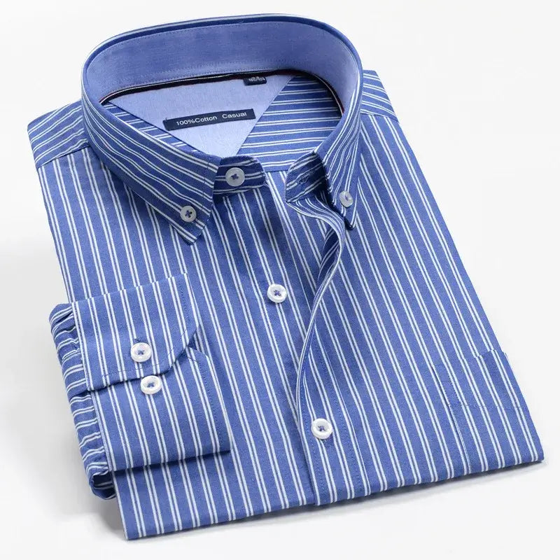 Camisa Social Masculina listrada feita de algodão pima, caimento clássico no corpo 