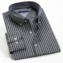 Camisa Social Masculina listrada feita de algodão pima, caimento clássico no corpo 