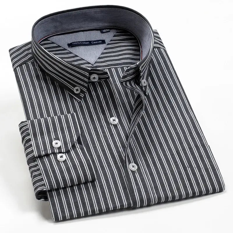 Camisa Social Masculina listrada feita de algodão pima, caimento clássico no corpo 