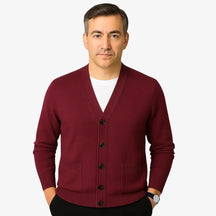 Cardigan masculino clássico vinho com gola V e botões. Ideal para looks elegantes e confortáveis no outono e inverno.