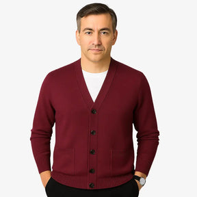 Cardigan masculino clássico vinho com gola V e botões. Ideal para looks elegantes e confortáveis no outono e inverno.