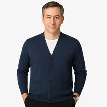 Cardigan masculino clássico vinho com gola V e botões. Ideal para looks elegantes e confortáveis no outono e inverno.
