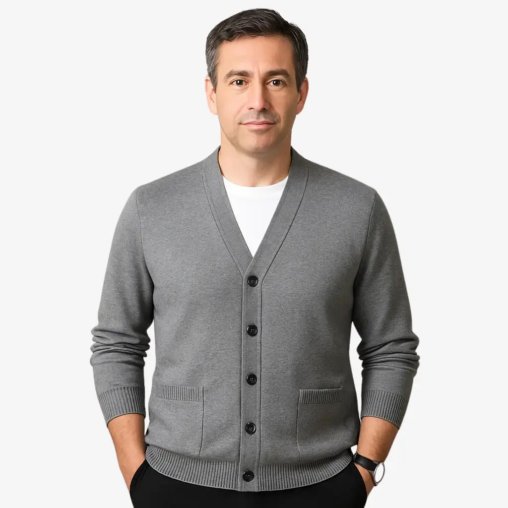 Cardigan masculino clássico vinho com gola V e botões. Ideal para looks elegantes e confortáveis no outono e inverno.