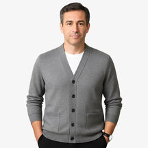 Cardigan masculino clássico vinho com gola V e botões. Ideal para looks elegantes e confortáveis no outono e inverno.