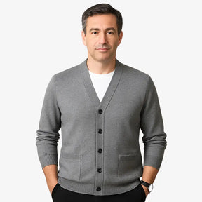 Cardigan masculino clássico vinho com gola V e botões. Ideal para looks elegantes e confortáveis no outono e inverno.