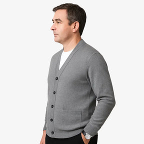 Cardigan masculino clássico vinho com gola V e botões. Ideal para looks elegantes e confortáveis no outono e inverno.