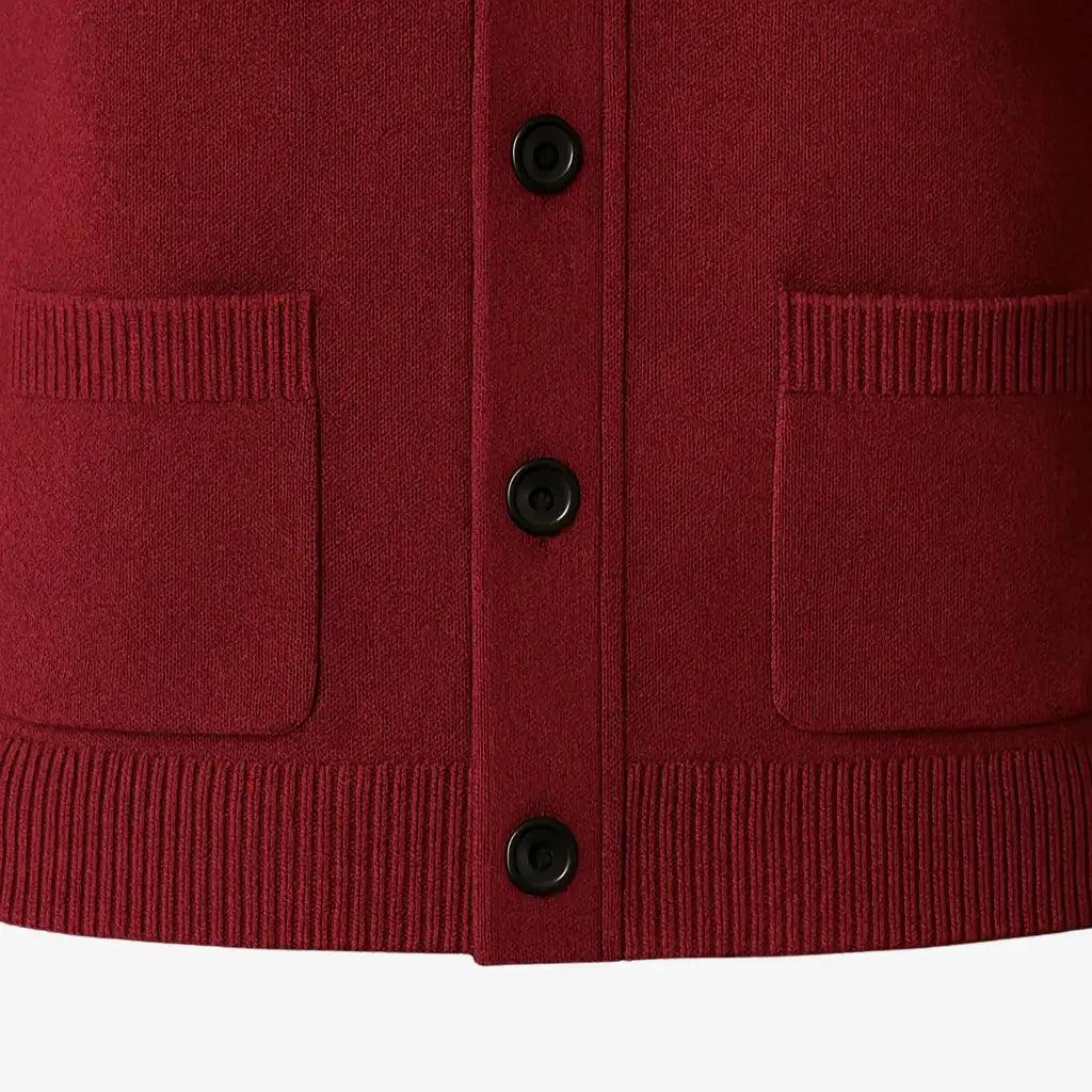 Cardigan masculino clássico vinho com gola V e botões. Ideal para looks elegantes e confortáveis no outono e inverno.