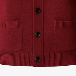 Cardigan masculino clássico vinho com gola V e botões. Ideal para looks elegantes e confortáveis no outono e inverno.
