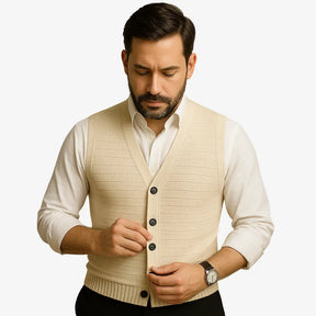 Colete masculino em tricô com gola V e botões. Toque macio e elegante, ideal para sobrepor camisas nos dias frescos de primavera e outono.