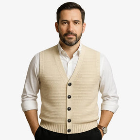 Colete masculino em tricô com gola V e botões. Toque macio e elegante, ideal para sobrepor camisas nos dias frescos de primavera e outono.