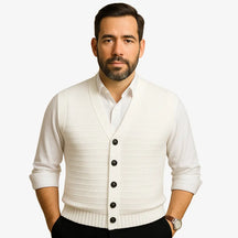 Colete masculino em tricô com gola V e botões. Toque macio e elegante, ideal para sobrepor camisas nos dias frescos de primavera e outono.